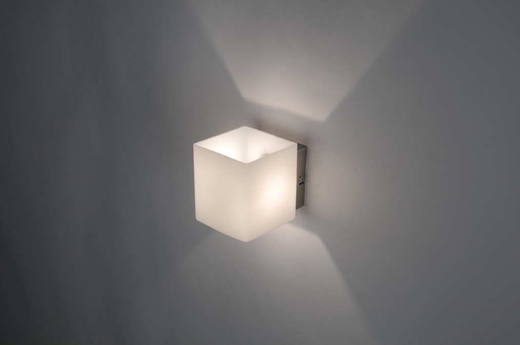 Nástěnné designové bílé svítidlo Qentio