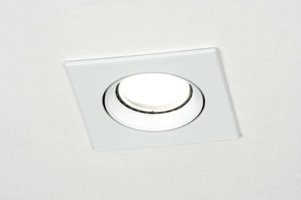 Zápustné designové svítidlo z bíle lakovaného kovu